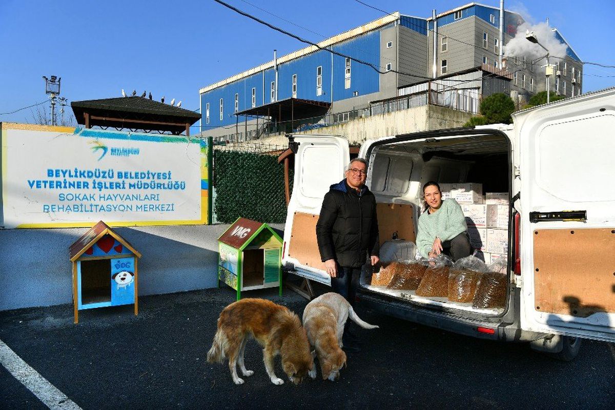 Beylikdüzü Hayvan Bakımevi\'ne 500 kilo mama bağışı