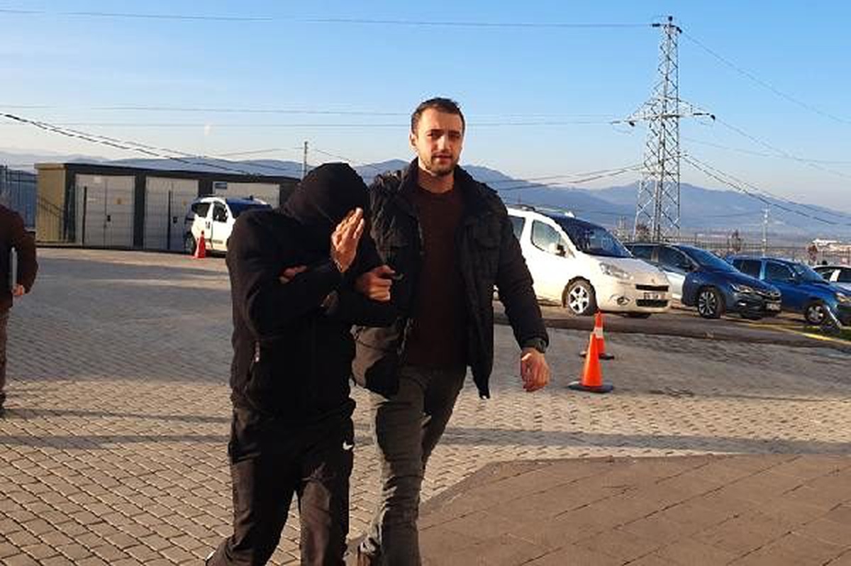 Bıçakla kız yurdunda kapıları açmaya çalışan şüpheli yakalandı