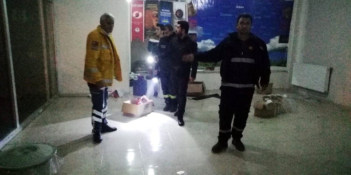 Bina girişinde yakılan ateş paniğe neden oldu