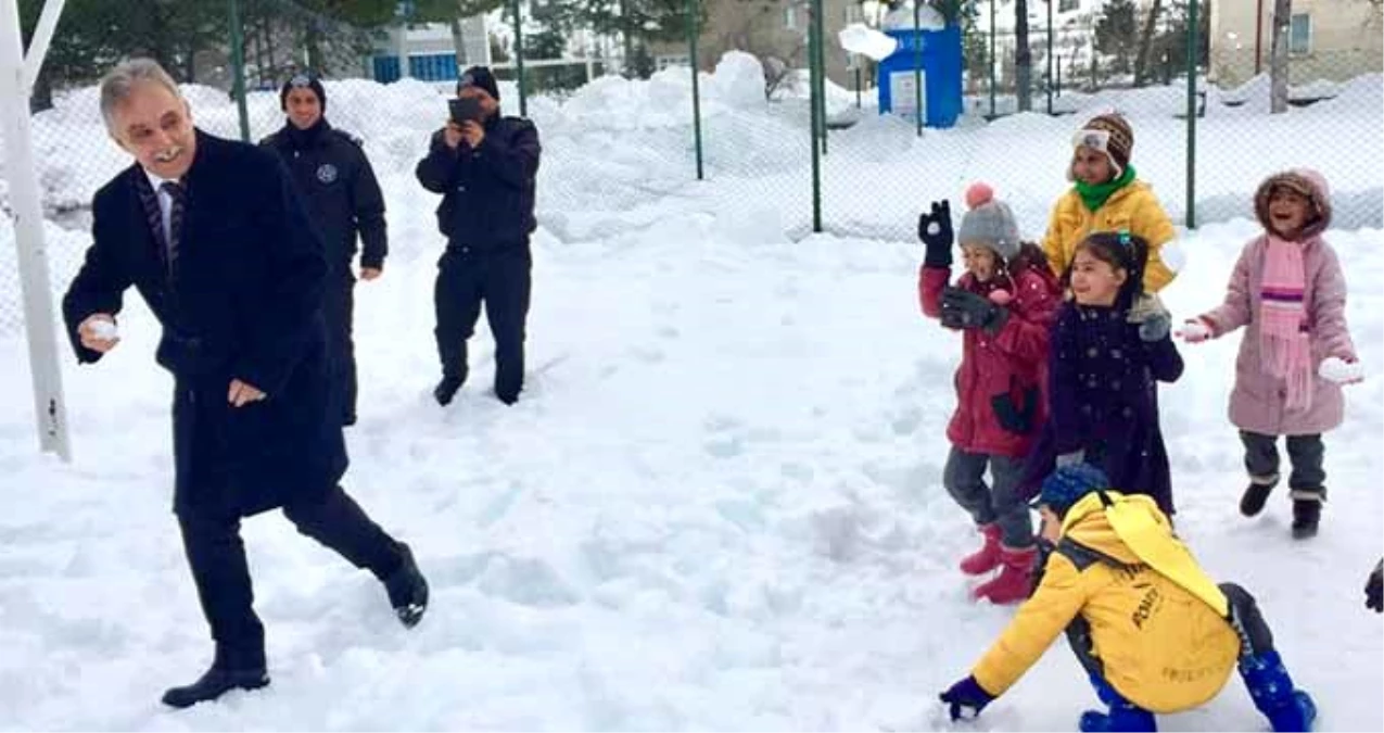 "Birader öğretmen misin" sözleriyle gündem olan Vali, öğrencilerle kar topu oynadı