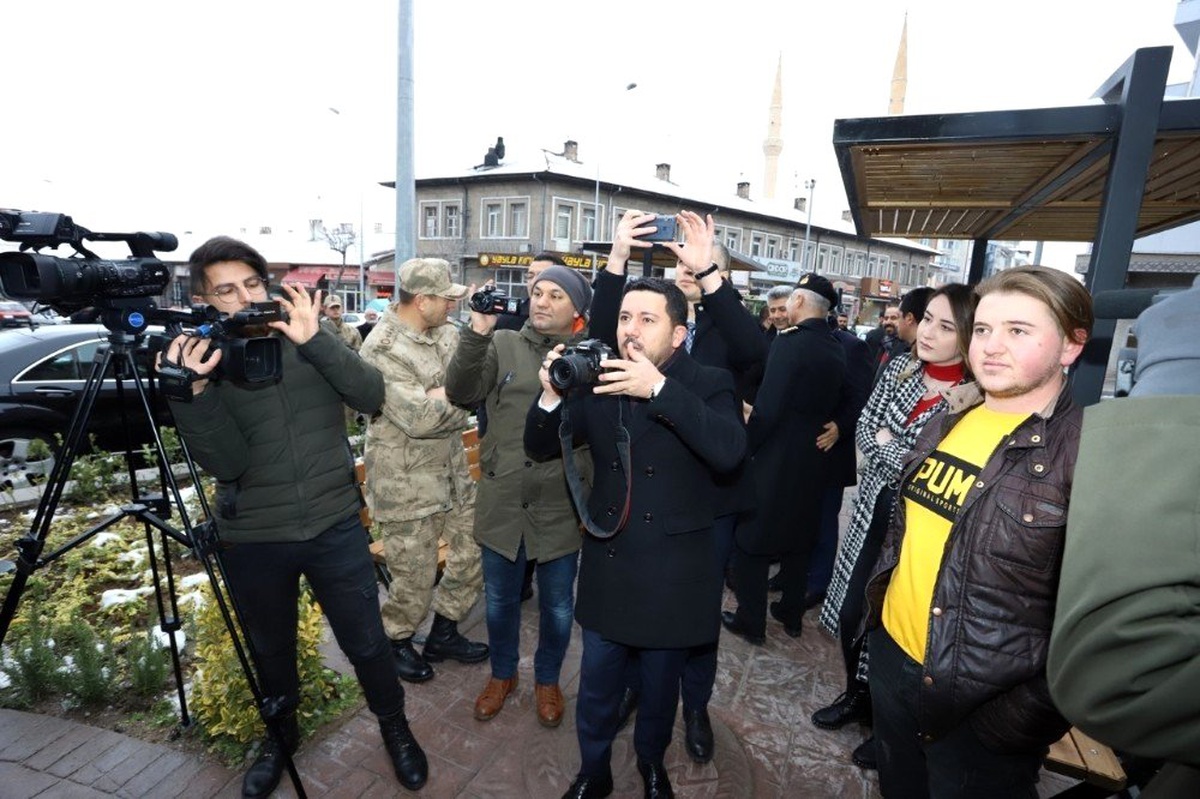 Bu kez Belediye Başkanı Arı, gazetecilerin fotoğrafını çekti