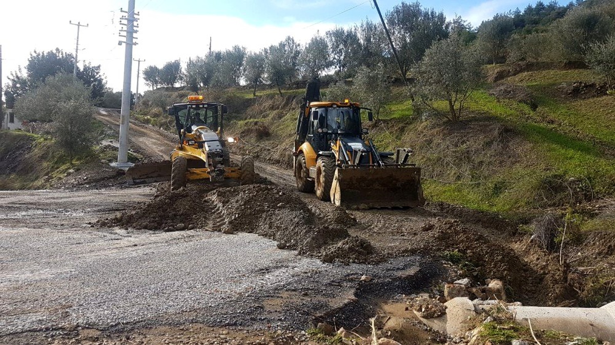 Büyükşehir Belediyesi Alanya\'da fırtına ve sağanak yağışın izlerini temizliyor