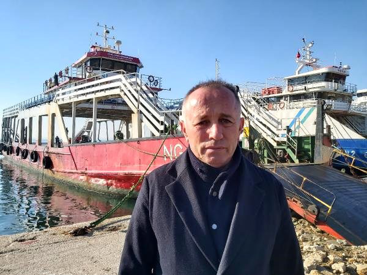 Çanakkale Boğazı\'nda balıkçı teknesi, feribota çarptı (2)