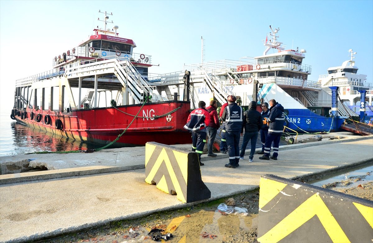 Çanakkale Boğazı\'nda balıkçı teknesi yolcu feribotuna çarptı