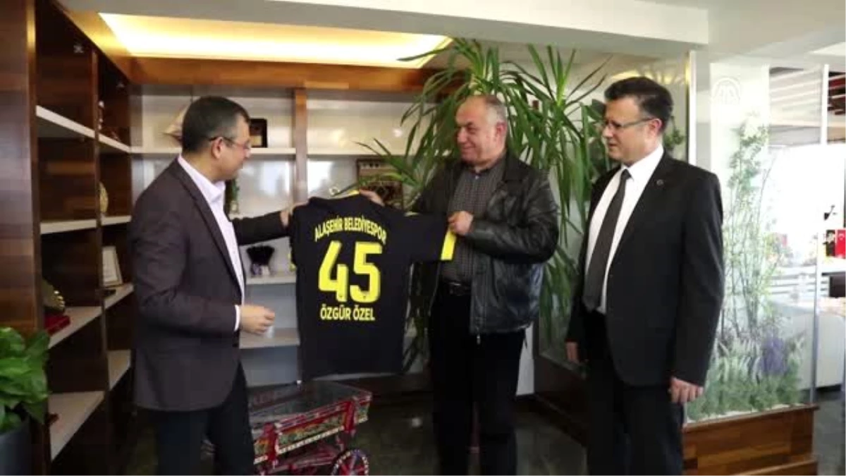 CHP Grup Başkanvekili Özel, Alaşehir Belediyespor\'u ziyaret etti