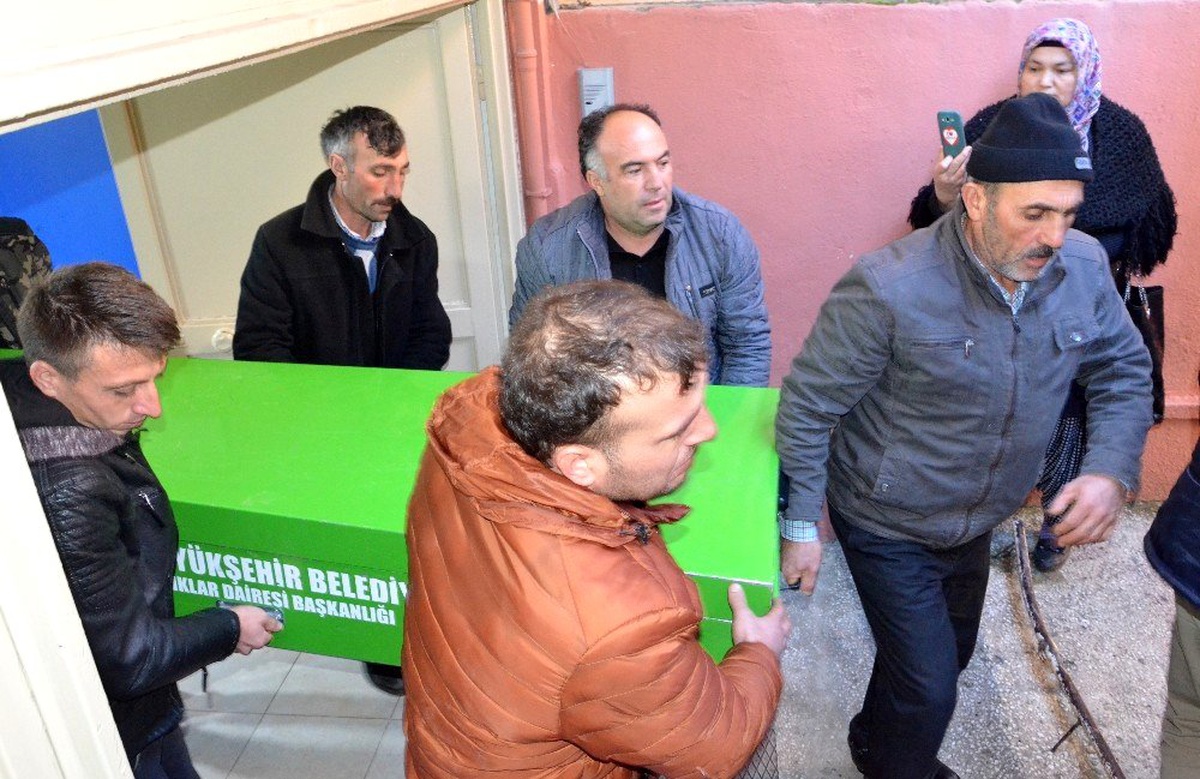 Çığ altında ölen işçinin cenazesi yakınlarına teslim edildi