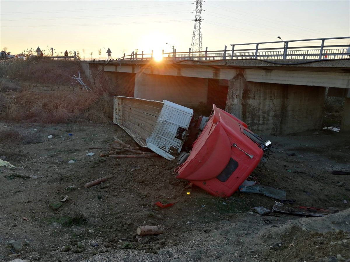 Edirne\'de köprüden devrilen tırın sürücüsü yaralandı