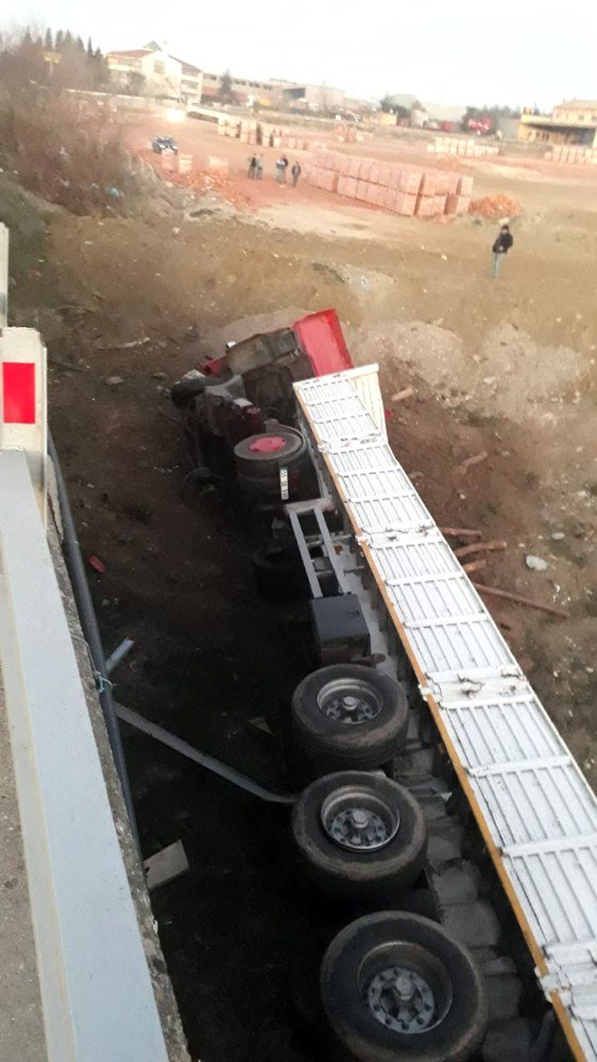 Edirne\'de tır köprüden uçtu: 1 yaralı