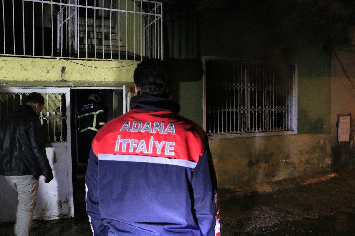 Evde yalnız yaşayan kişi uykusunda yangına yakalandı