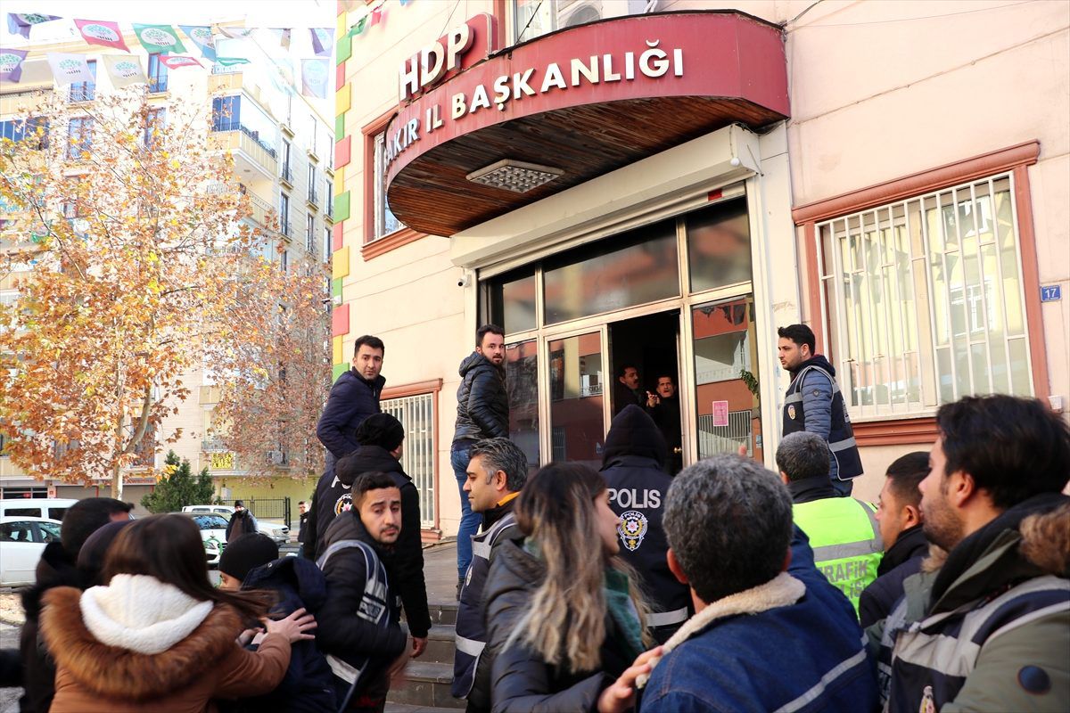 Evladı kaçırılan babadan HDP\'ye Türk bayraklı tepki
