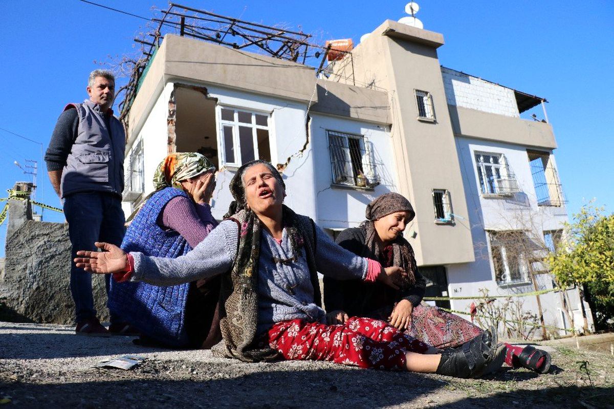 Evlerinin çöküşünü oturup izlediler
