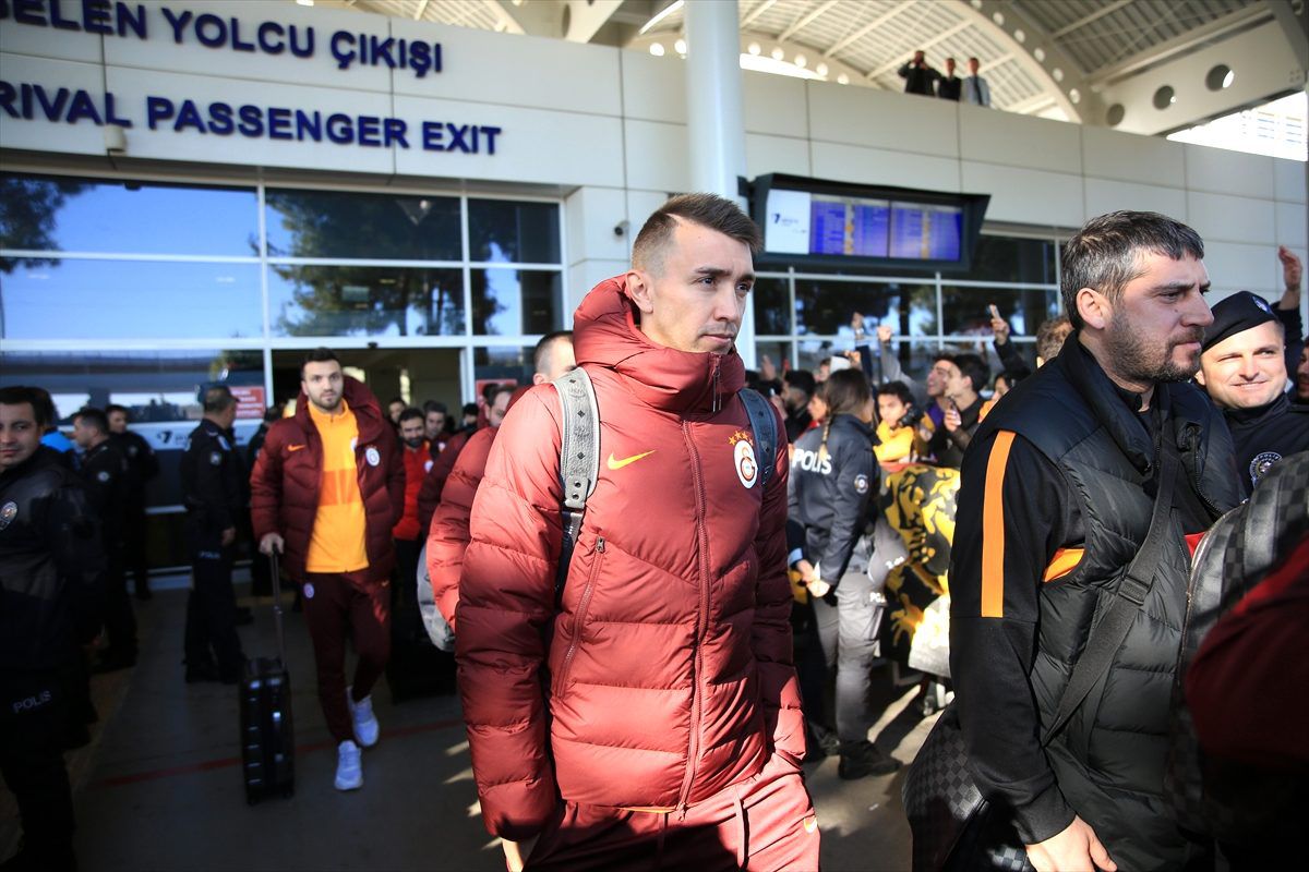 Galatasaray devre arası kampı için Antalya\'ya geldi