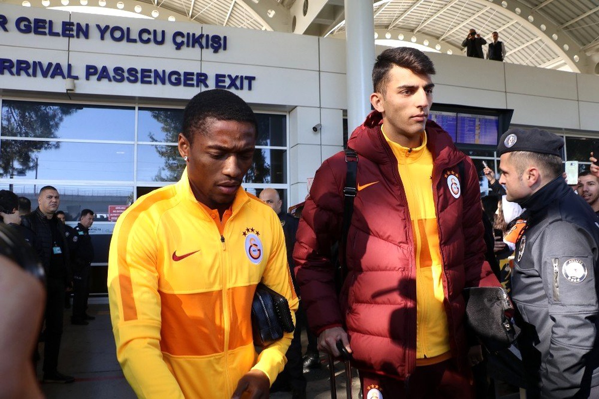 Galatasaray kafilesi ikinci yarı hazırlıkları için Antalya\'ya geldi