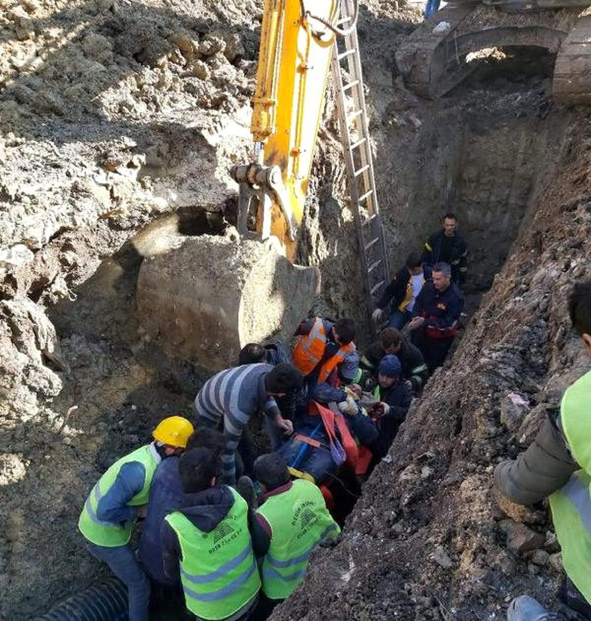 Göçük altında kalan 2 işçiyi itfaiye kurtardı