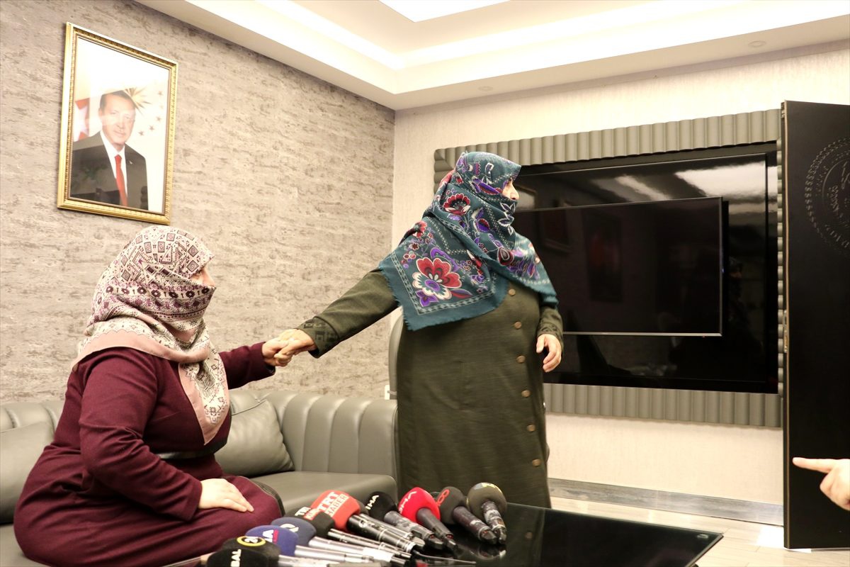 Güvenlik güçlerine teslim olan torununa 5 yıl sonra kavuştu
