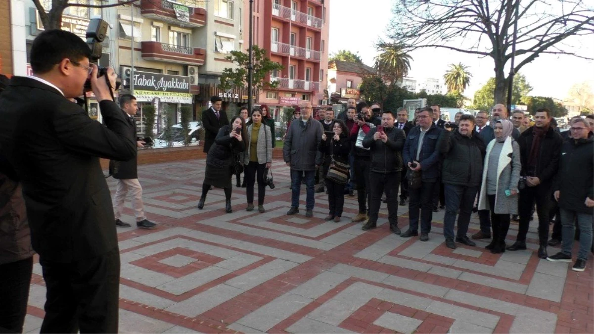 Haber konusu olan gazeteciler olunca, fotoğrafları belediye başkanı çekti