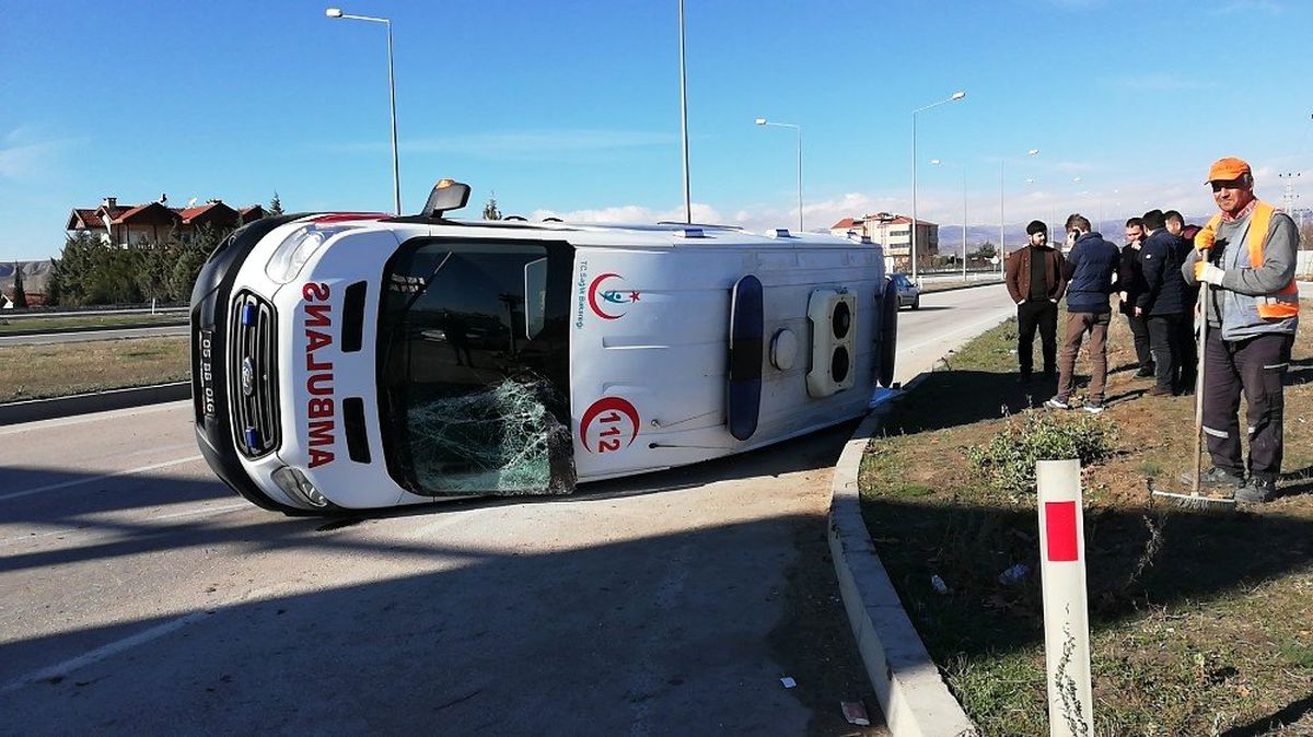 Hafif ticari araç ile ambulansla çarpıştı: 5 yaralı