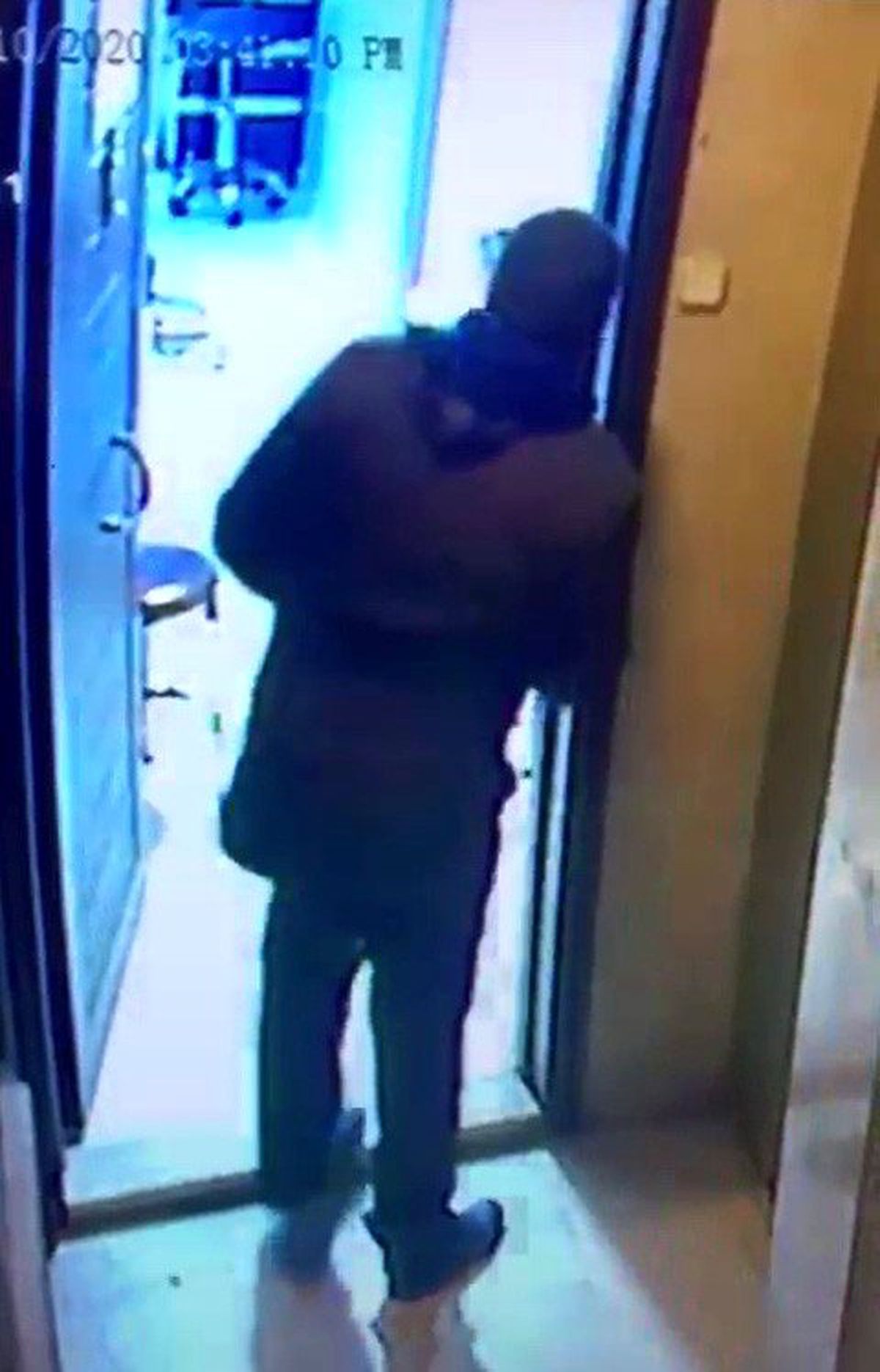 Hem simit yedi, hem hırsızlık yaptı