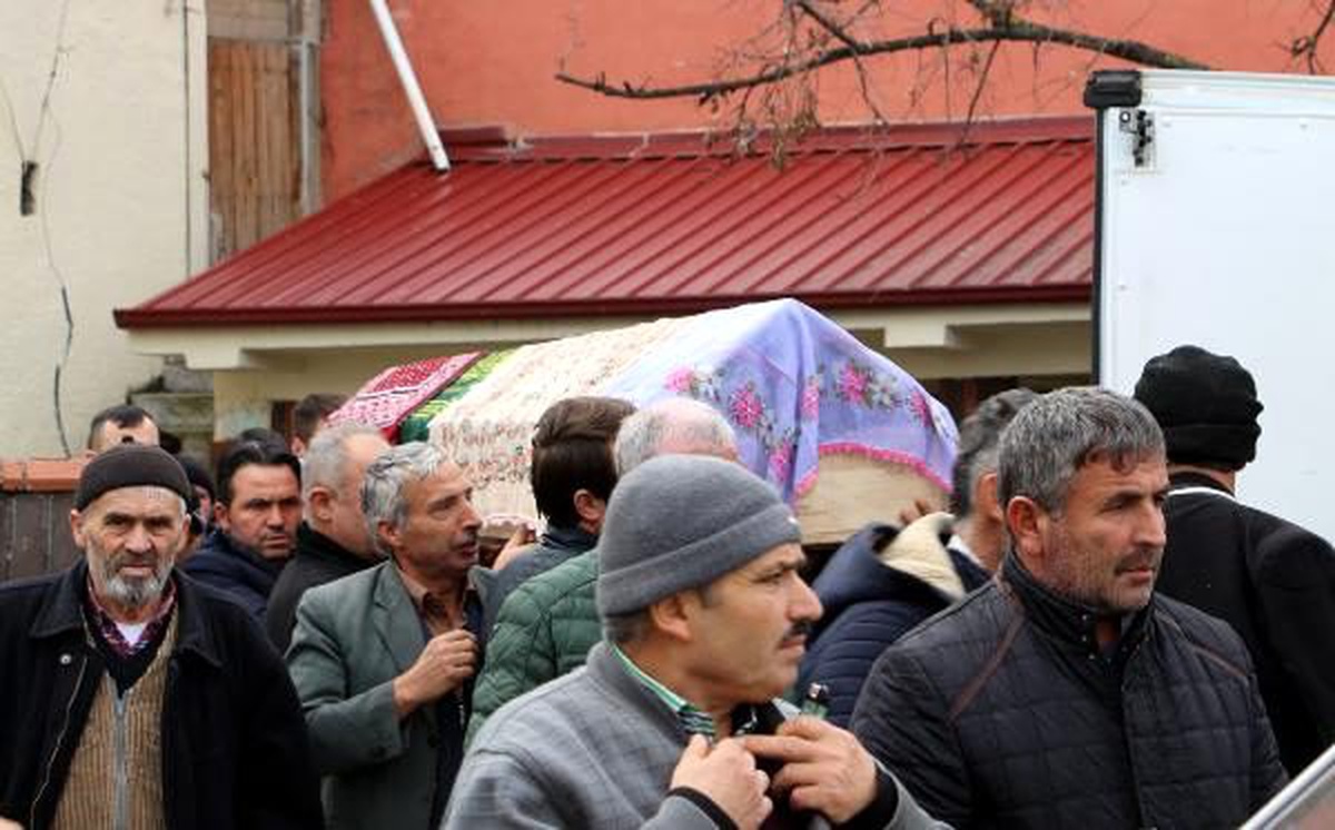 İstanbul\'da aynı gün ölen iki kadın, Tokat\'ta toprağa verildi
