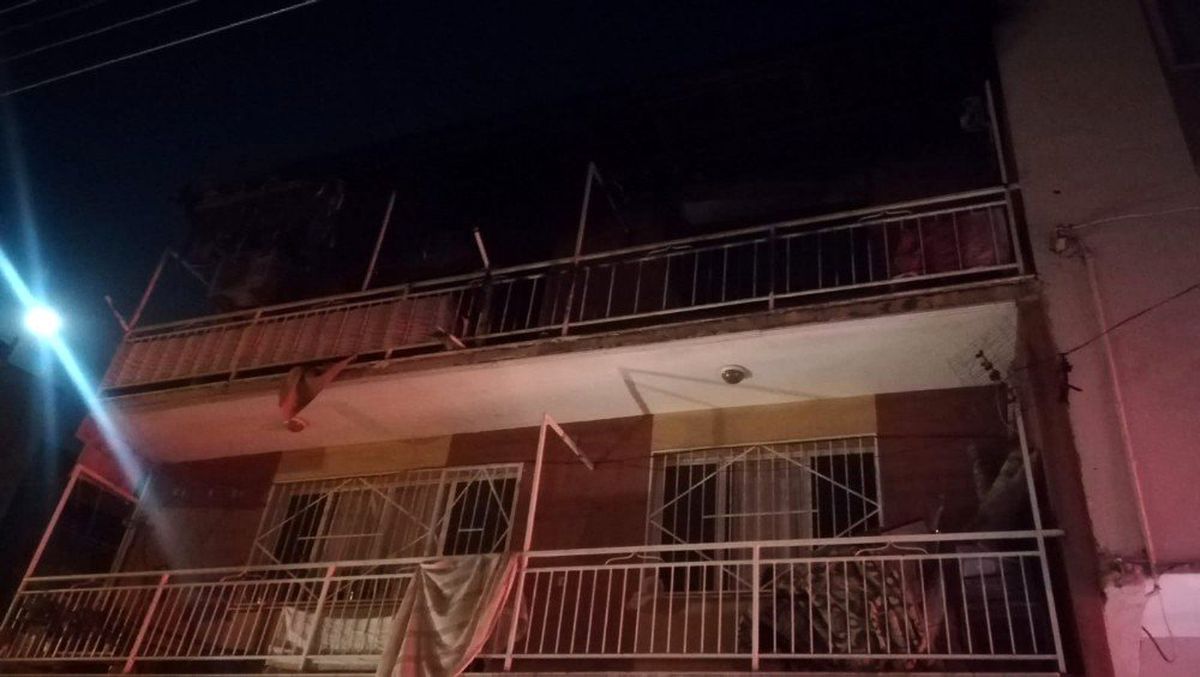 İzmir\'de 3 katlı binada korkutan yangın