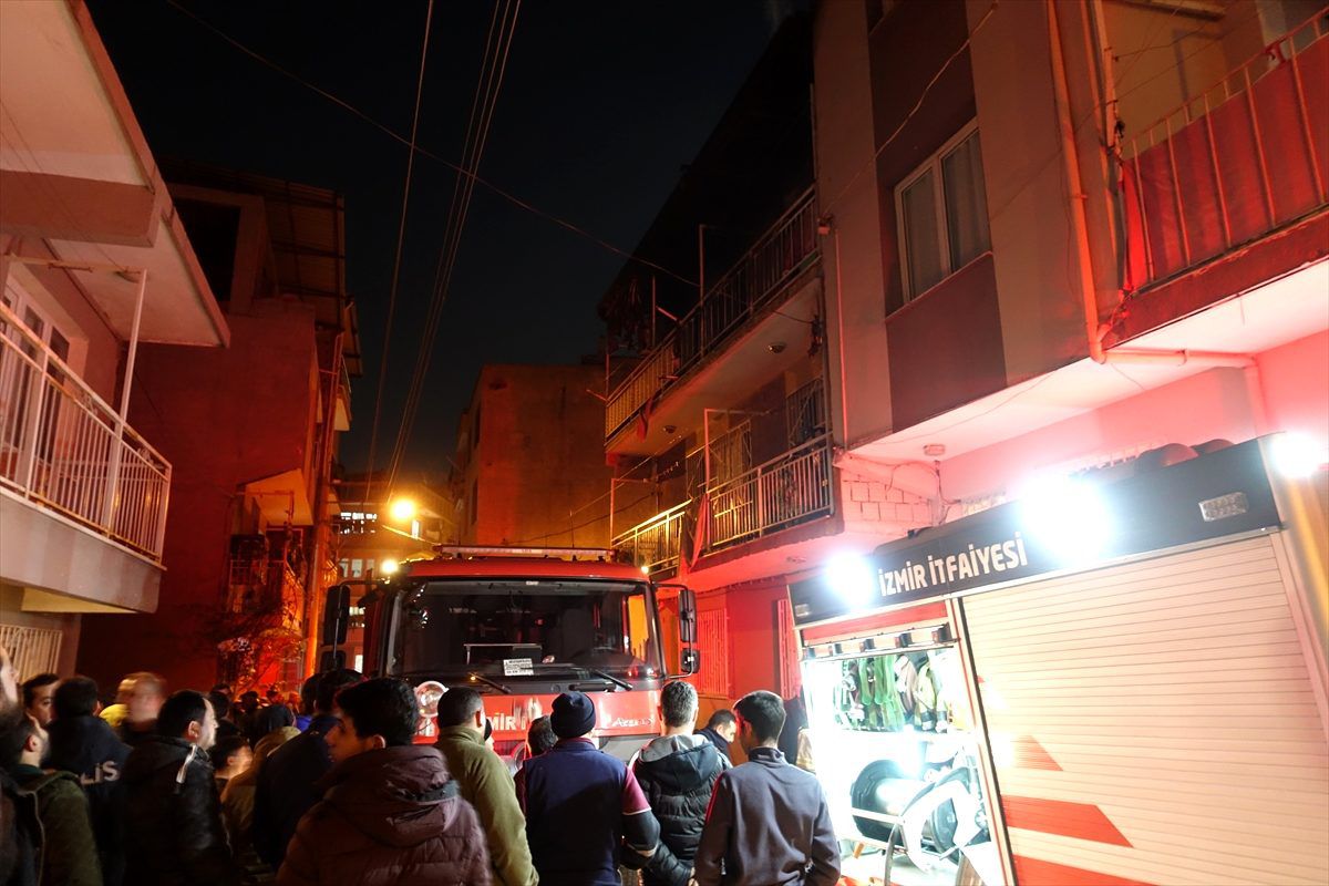 İzmir\'de apartmanda çıkan yangında bir daire kullanılamaz hale geldi