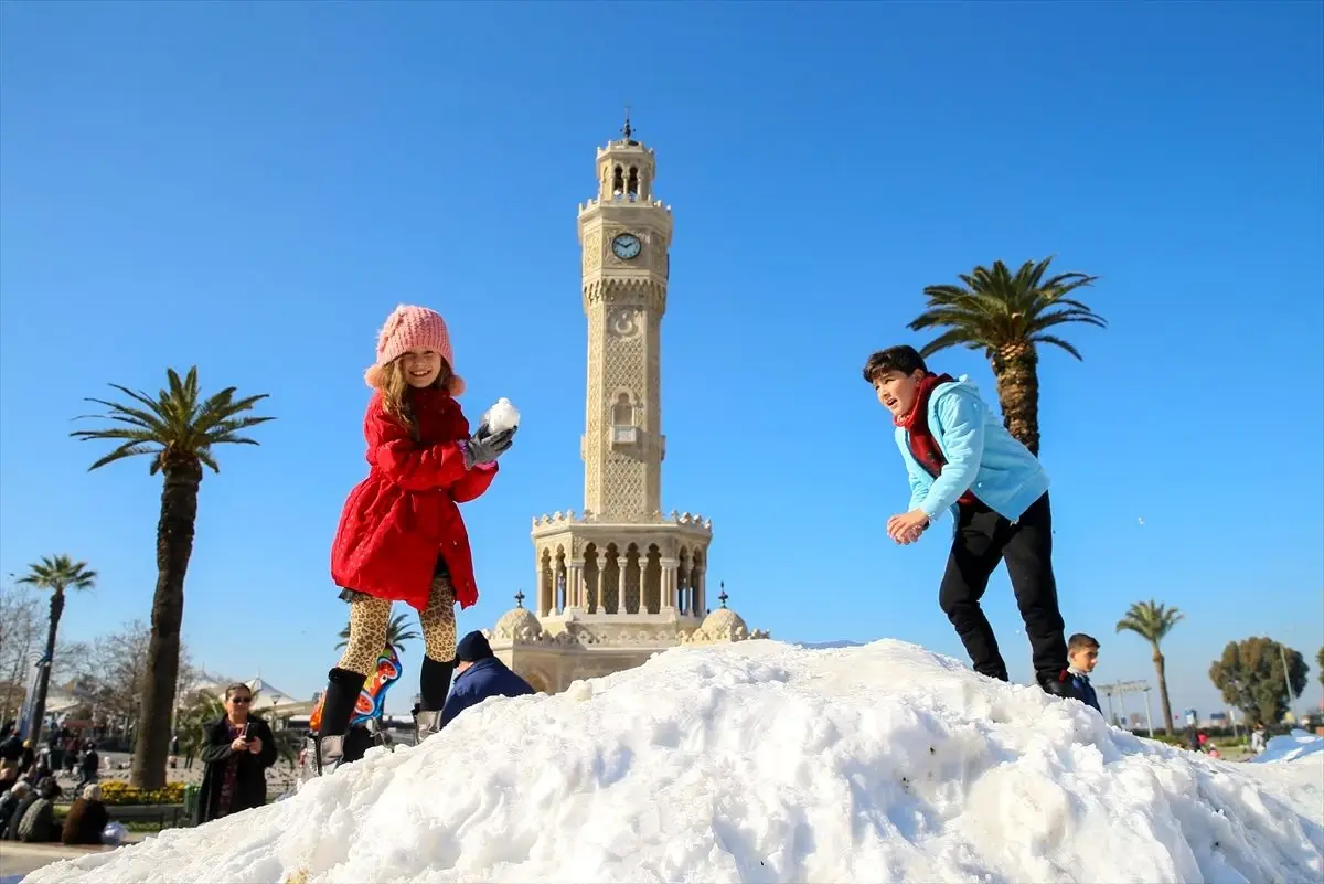 İzmir\'e kar "kamyonlarla" geldi