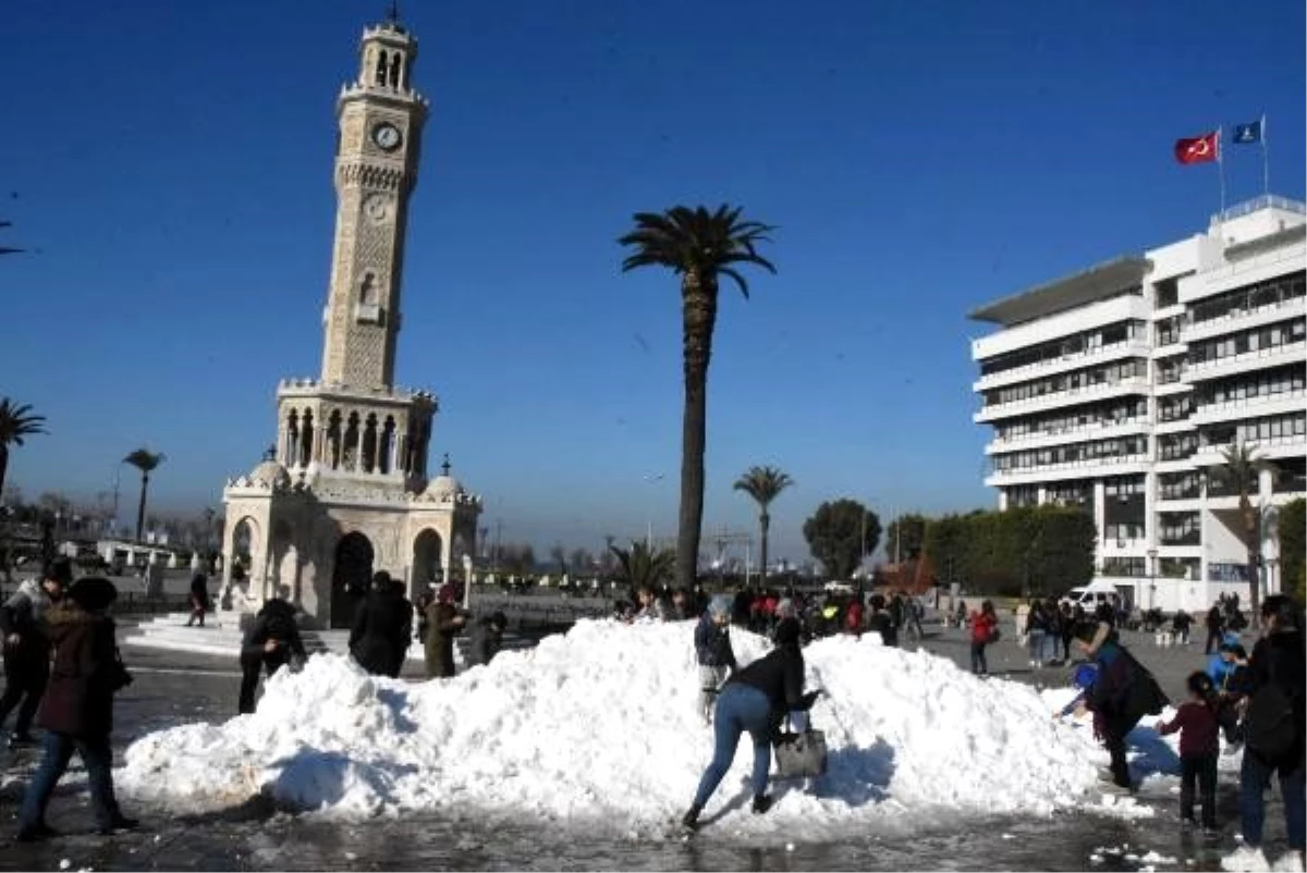 İzmir Konak Meydanı\'nda kar sürprizi