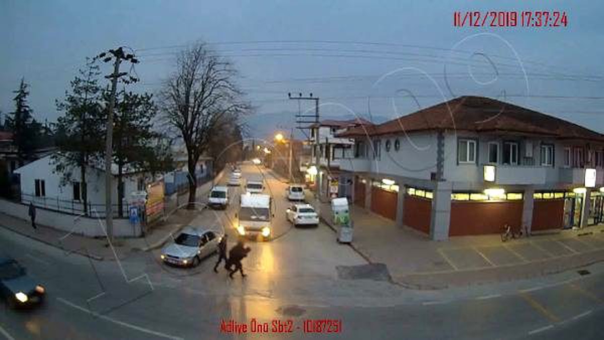 Jandarma, yaşlı adamı sırtına alıp yolun karşısına geçirdi
