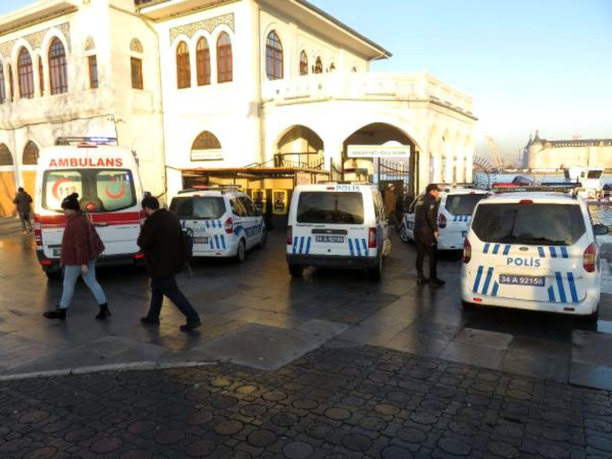 Kadıköy\'de denizden ceset çıktı; Meraklı vatandaşlar polise zor anlar yaşattı