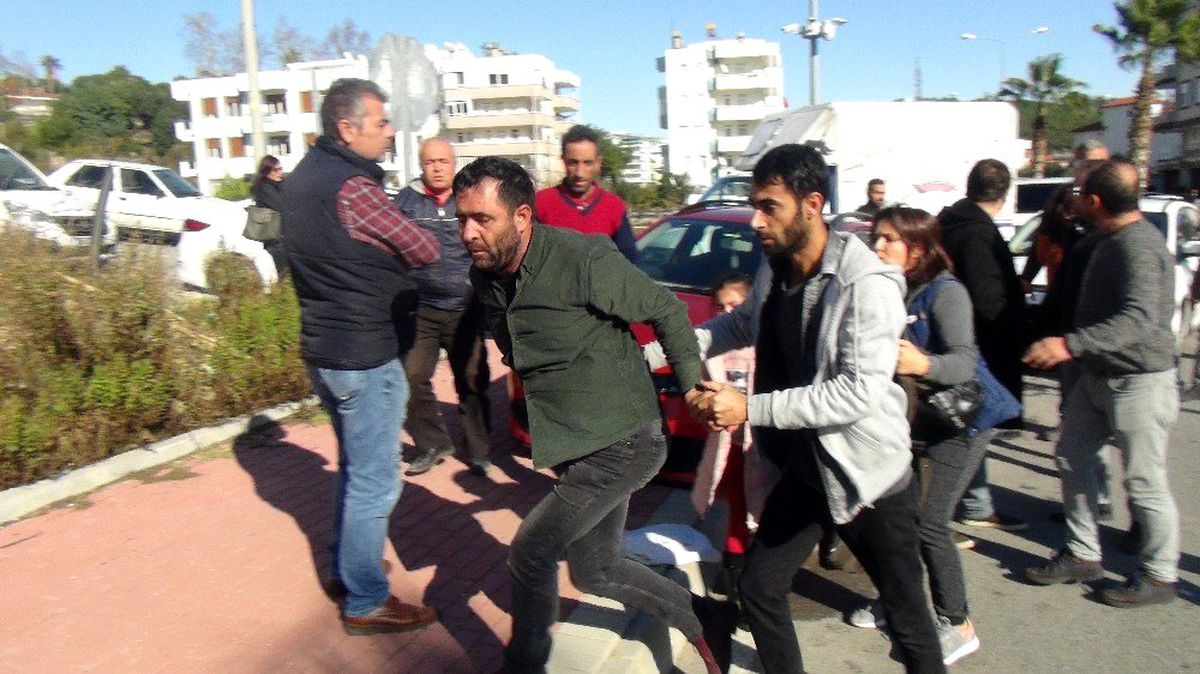 Kadın sürücülerin kazasında erkekler birbirine girdi