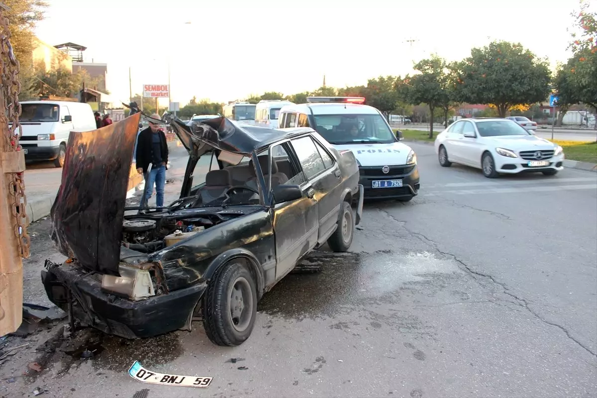 Kamyonete çarpan otomobildeki 2\'si çocuk 3 kişi yaralandı