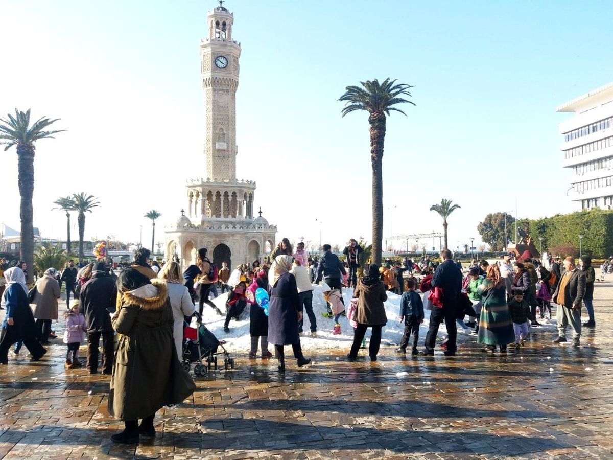 Kar yağmayan İzmir\'e kamyonlarla kar getirdiler