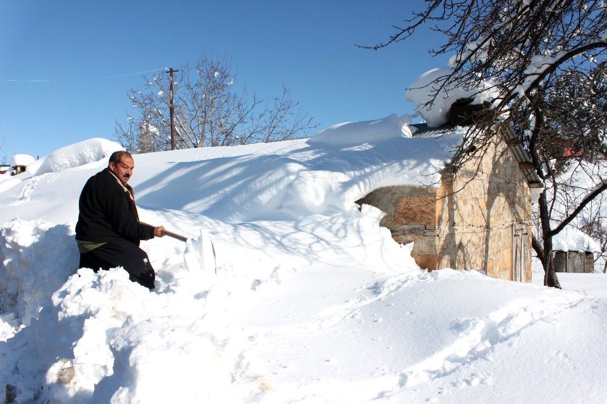 Kar yayla evlerini beyaz örtüyle kapladı