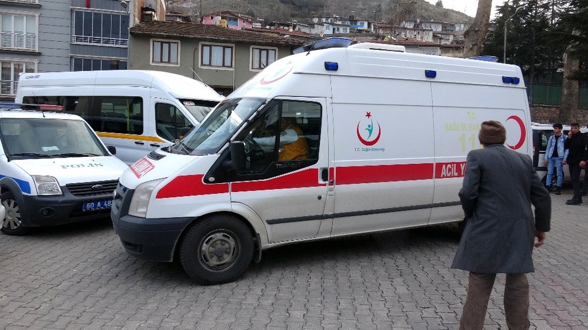 Kavgayı ayırmak isterken bıçaklanan öğrenci hayatını kaybetti