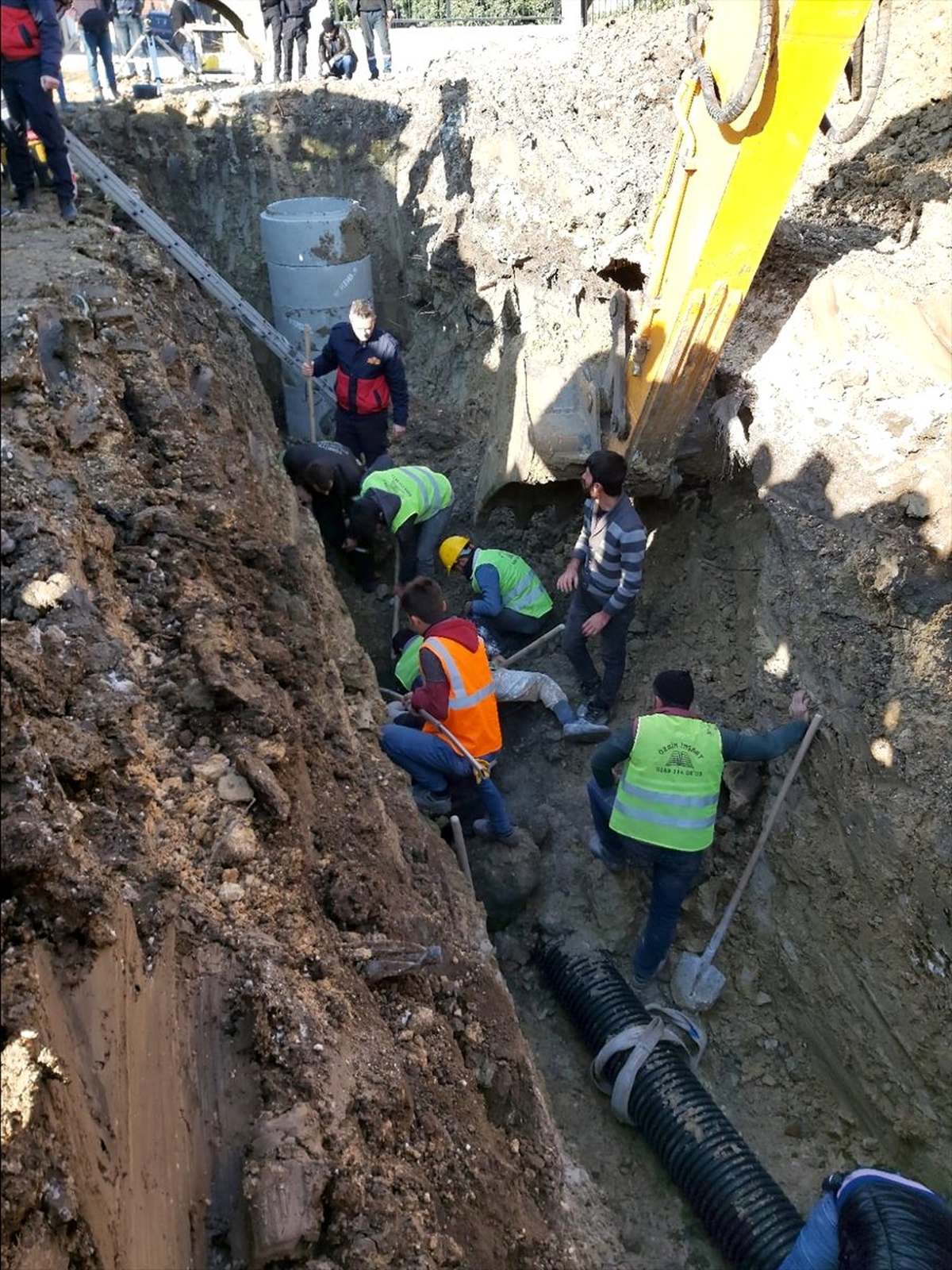 Kırklareli\'nde göçük altında kalan 2 işçi kurtarıldı