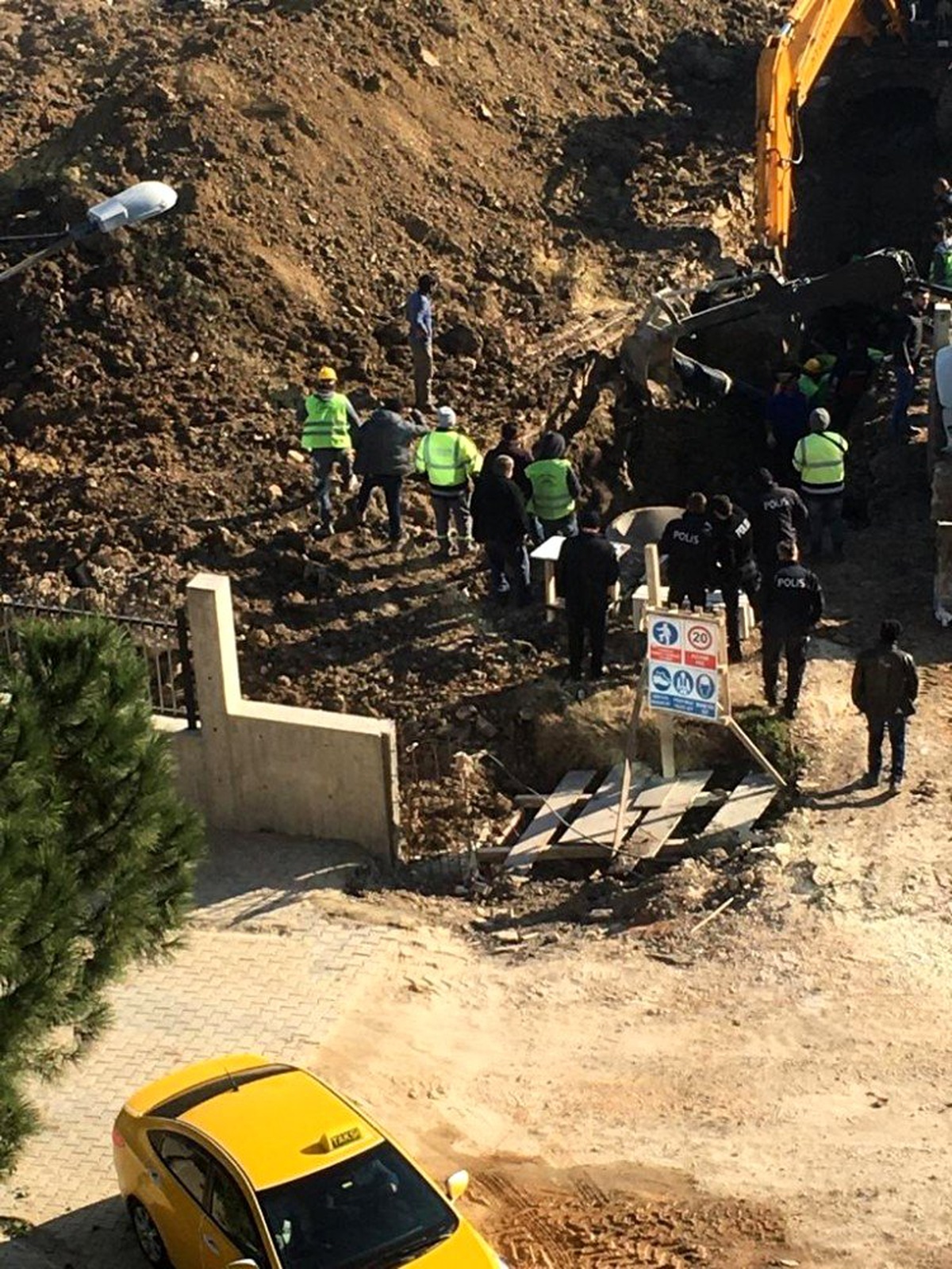 Lüleburgaz\'da toprak altında kalan işçilerin kurtarılma anına dair görüntüler ortaya çıktı