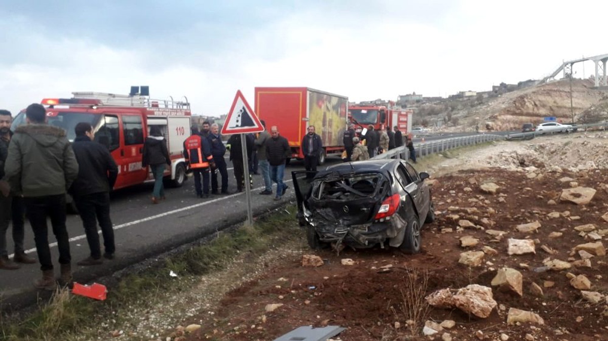 Mardin\'de kamyonet ve otomobil çarpıştı: 4 yaralı