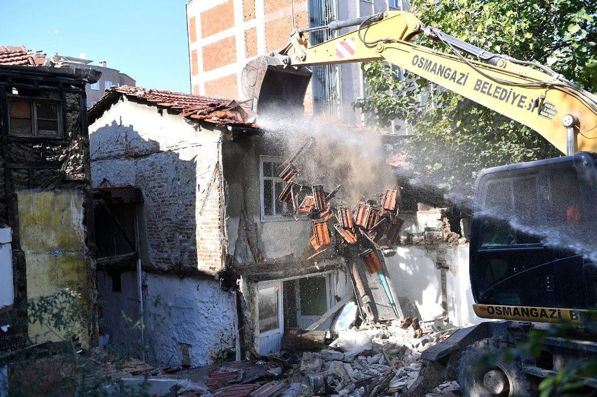Osmangazi Belediyesi 100 metruk binayı yıktı
