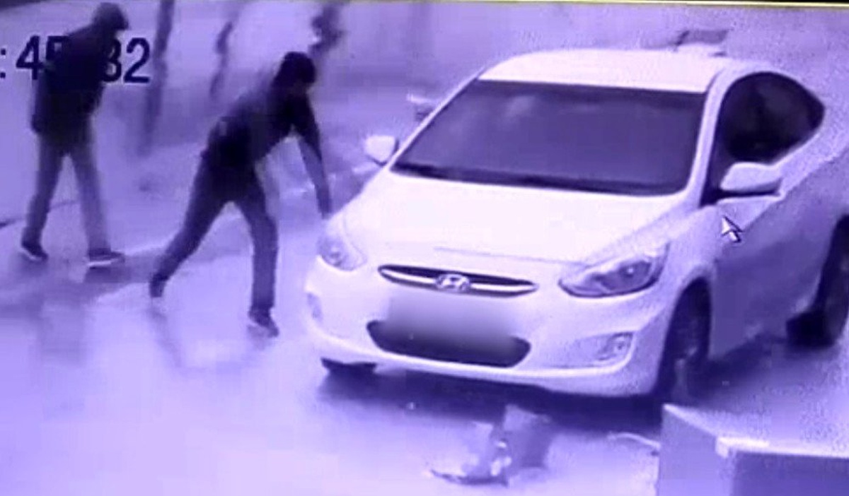 Otomobilin camını taşla kırıp, böyle soydular