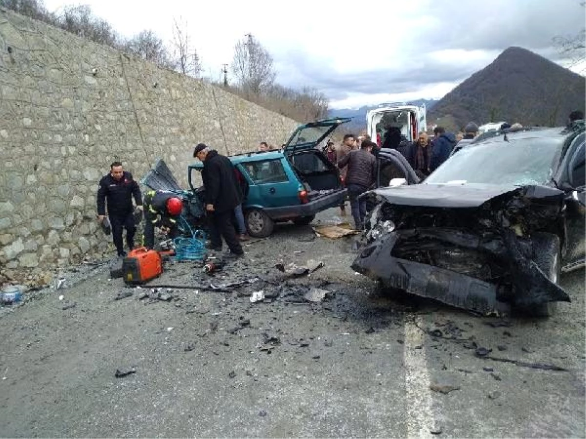 Otomobiller çarpıştı: 1 ölü, 5 yaralı