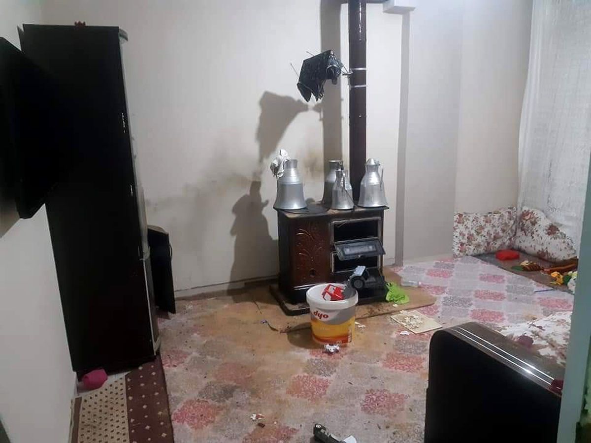 Patlayan kömür sobası eve zarar verdi