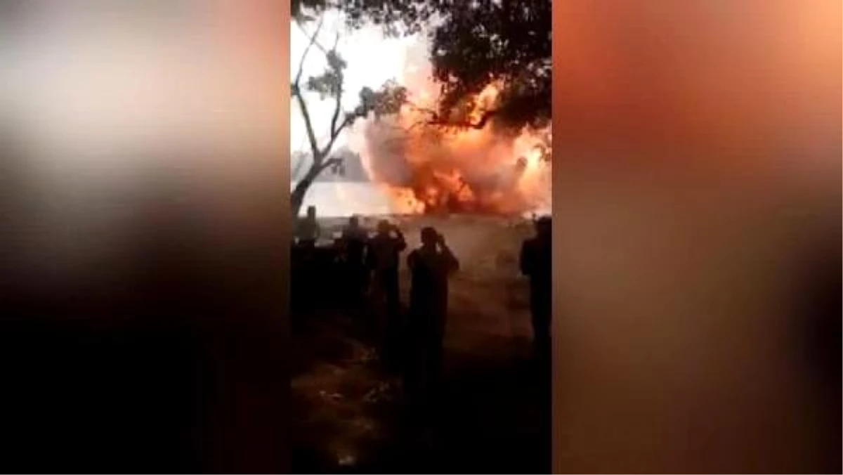 Patlayıcı imhasında evleri zarar gören mahalleli polis araçlarını yaktı