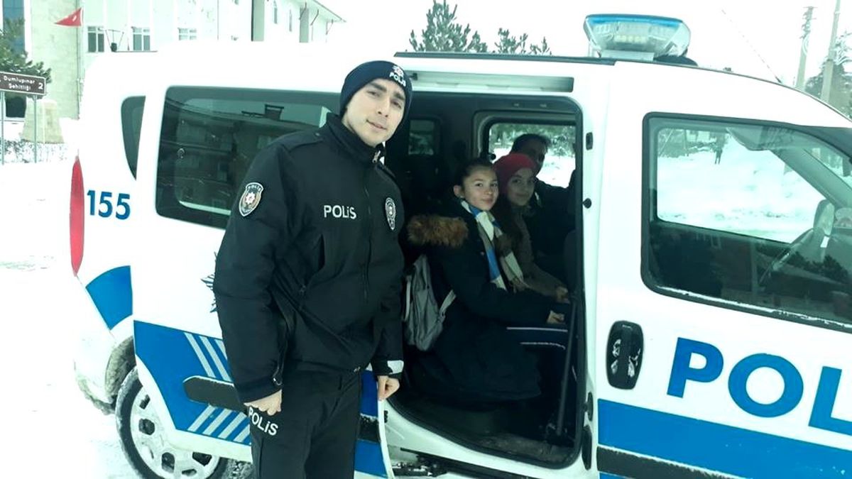 Polis ekipleri yürekleri ısıttı