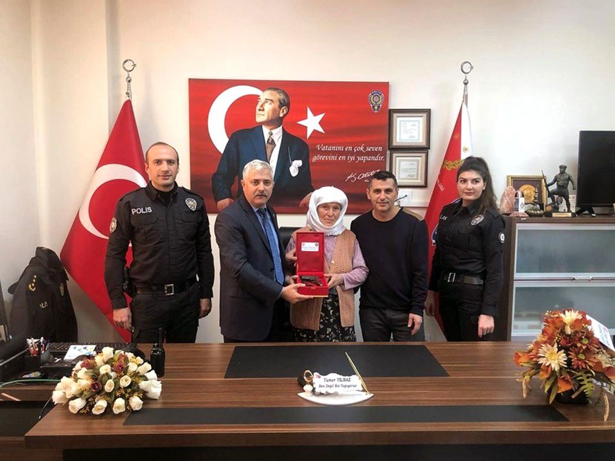 Polisler şehit annesinin talebini yerine getirdi