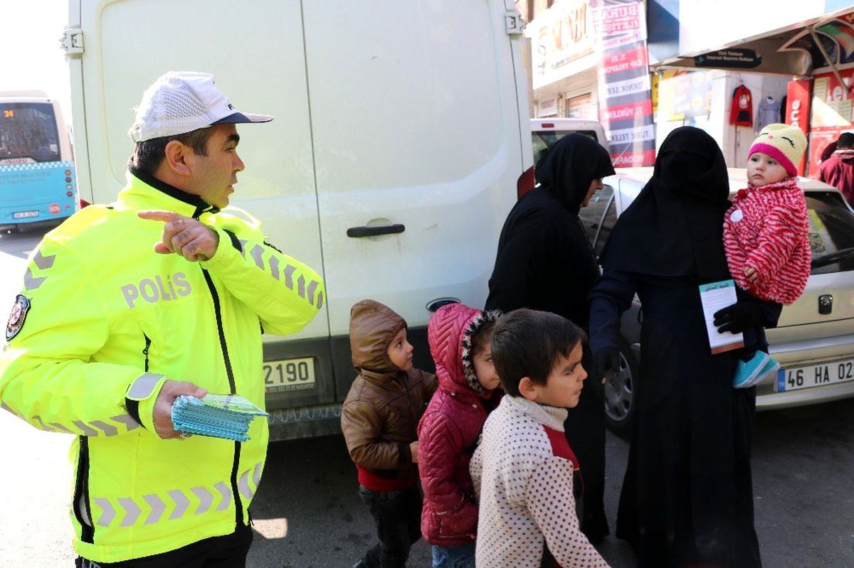 Polisten Suriyelilere trafik eğitimi