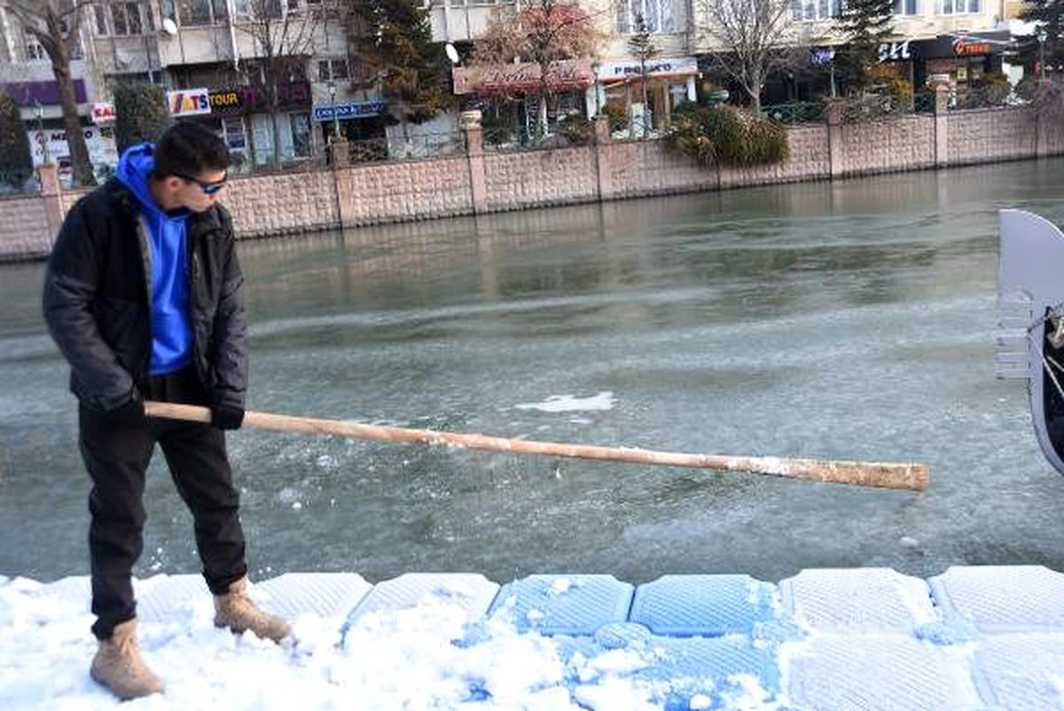 Porsuk Çayı, buz tuttu