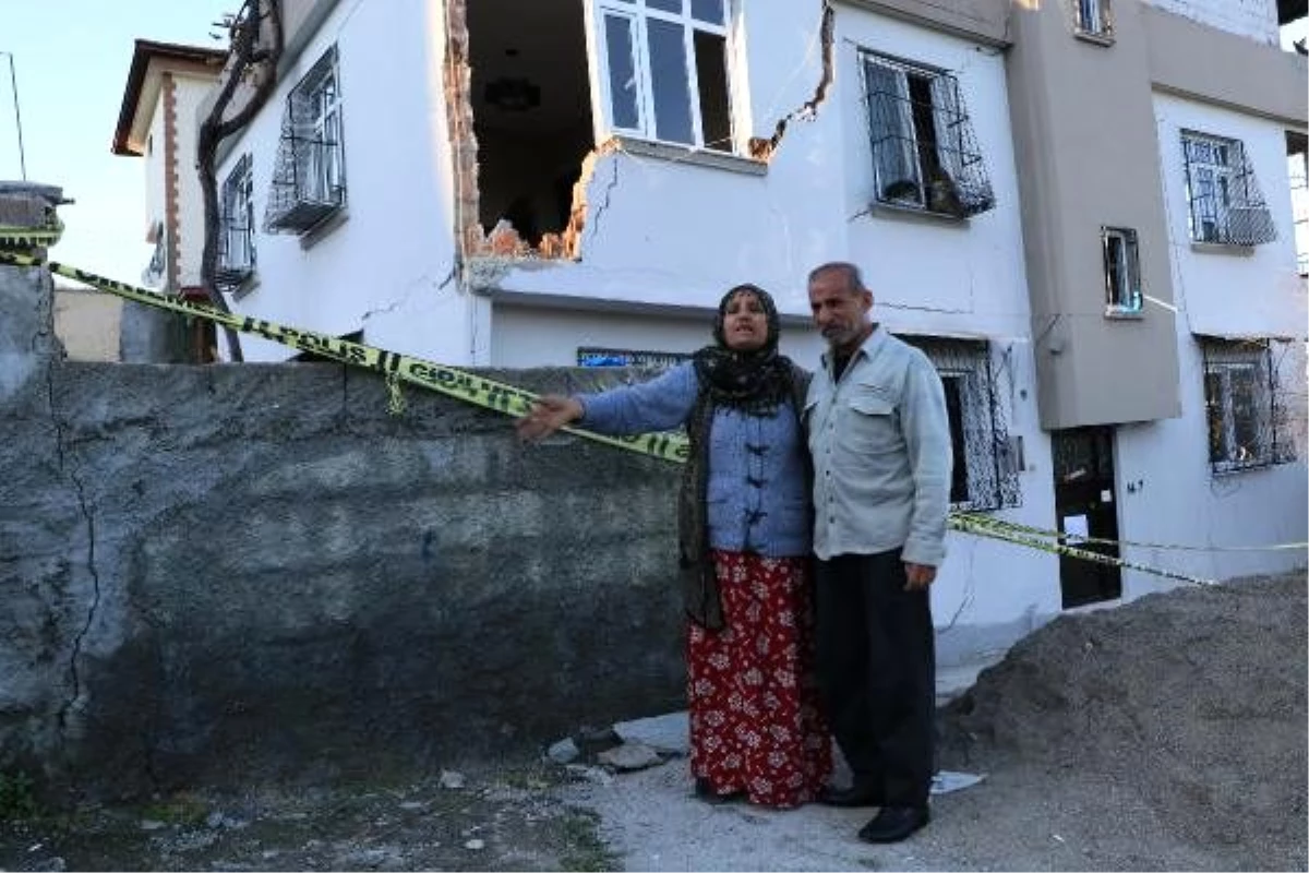 Sağanak sonrası evlerinin yıkılma tehlikesi olan çift yardım bekliyor