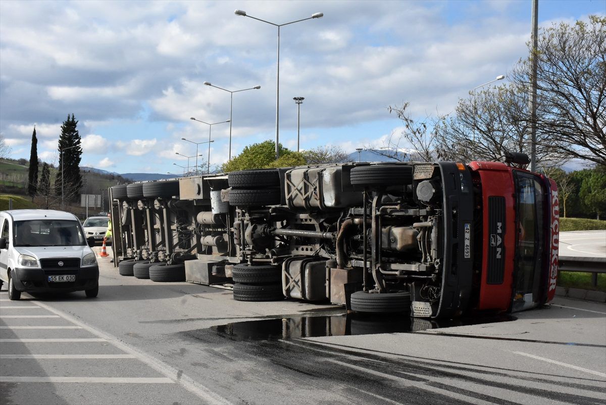 Samsun\'da devrilen elma yüklü tır trafiği aksattı
