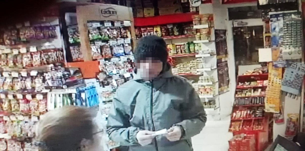 Şans oyunu için geldiği marketten bir koli içecek çalıp kaçtı