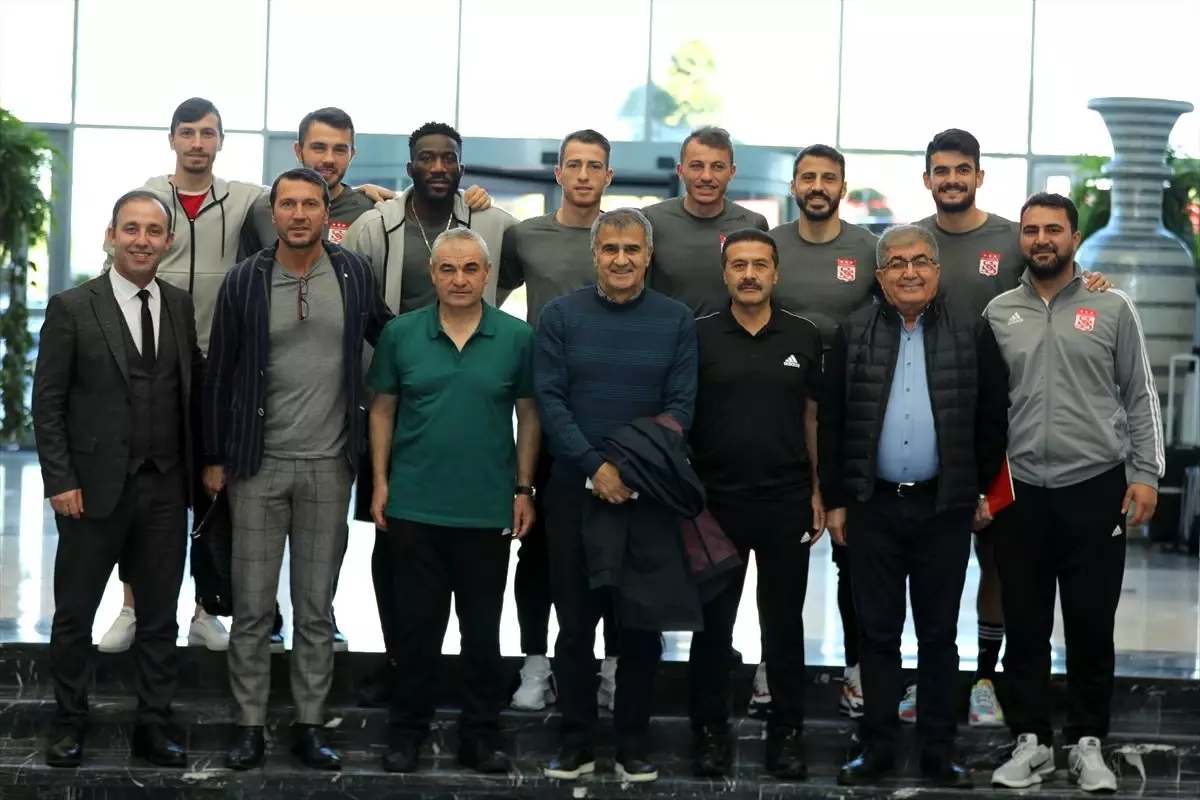 Şenol Güneş\'ten lider Sivasspor\'un kampına ziyaret